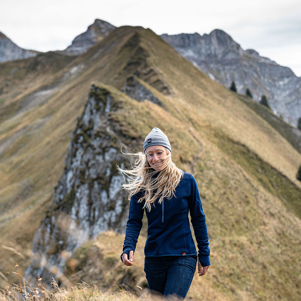 Isobaa | Womens 260 Merino Blend Grid Fleece (Navy) | Stay warm and comfortable during your cold-weather activities with the 260 Merino Blend Grid Fleece Half Zip