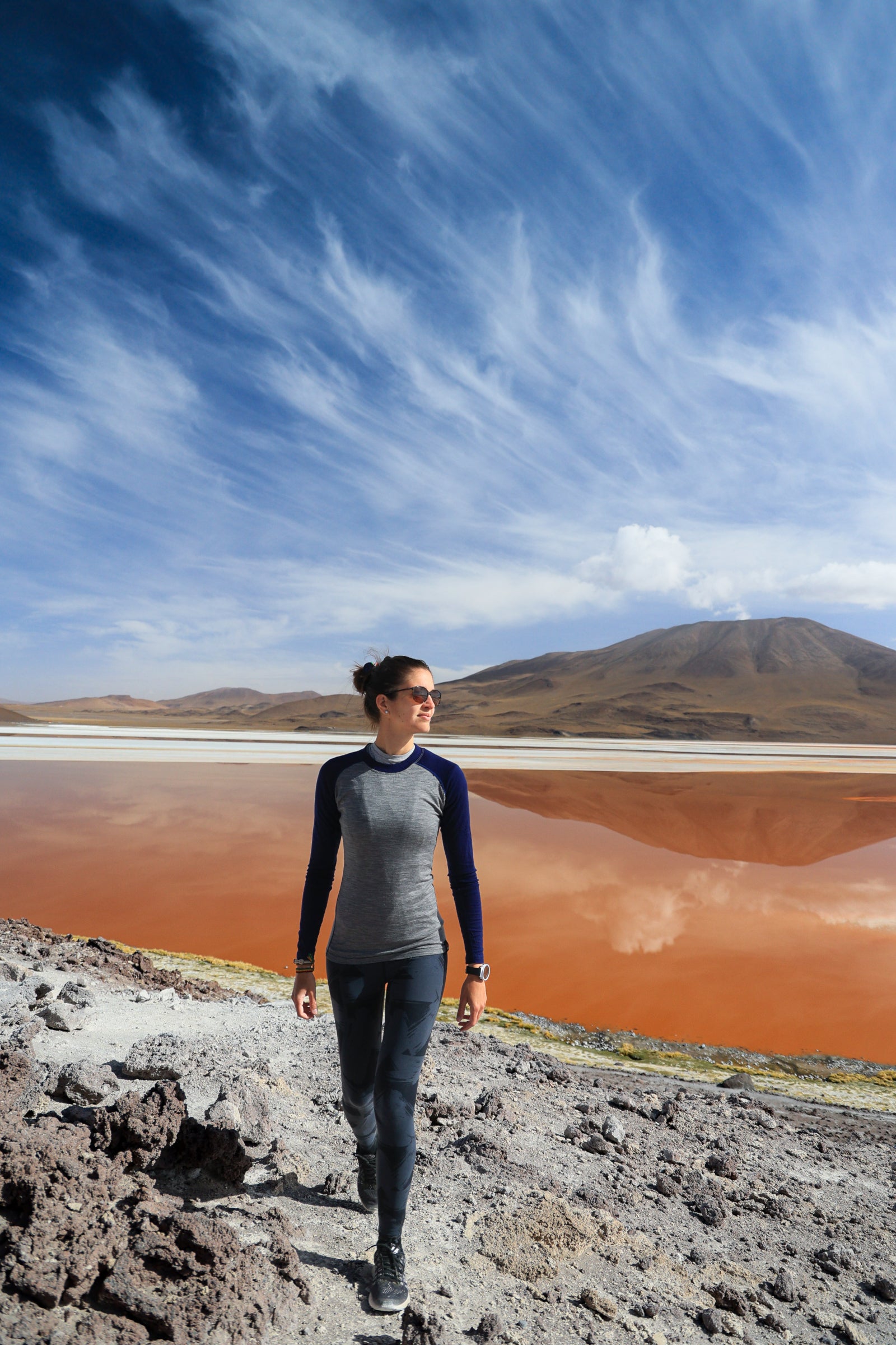 Tiphaine by a red lake – Trekking with mountain reflections.