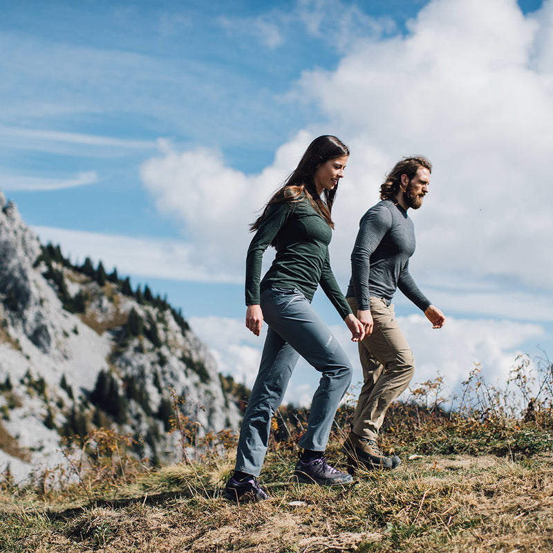 Isobaa | Mens Merino 180 Long Sleeve Crew (Smoke) | Get outdoors with the ultimate Merino wool long-sleeve top.