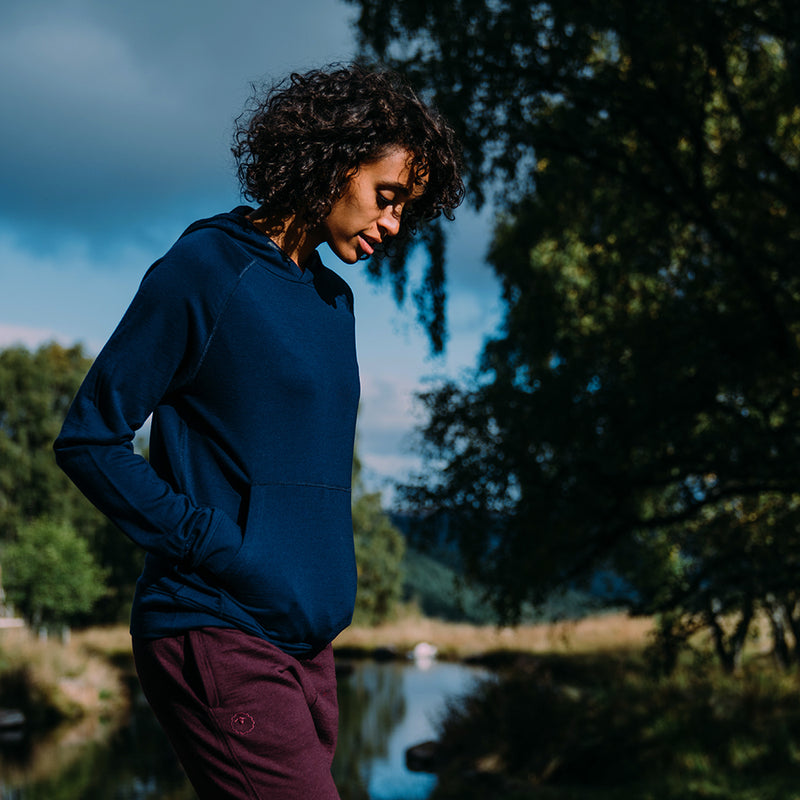 Isobaa | Womens Merino 260 Lounge Hoodie (Navy/Smoke) | Experience the best in comfort and performance with our midweight 260gm Merino wool pullover hoodie.